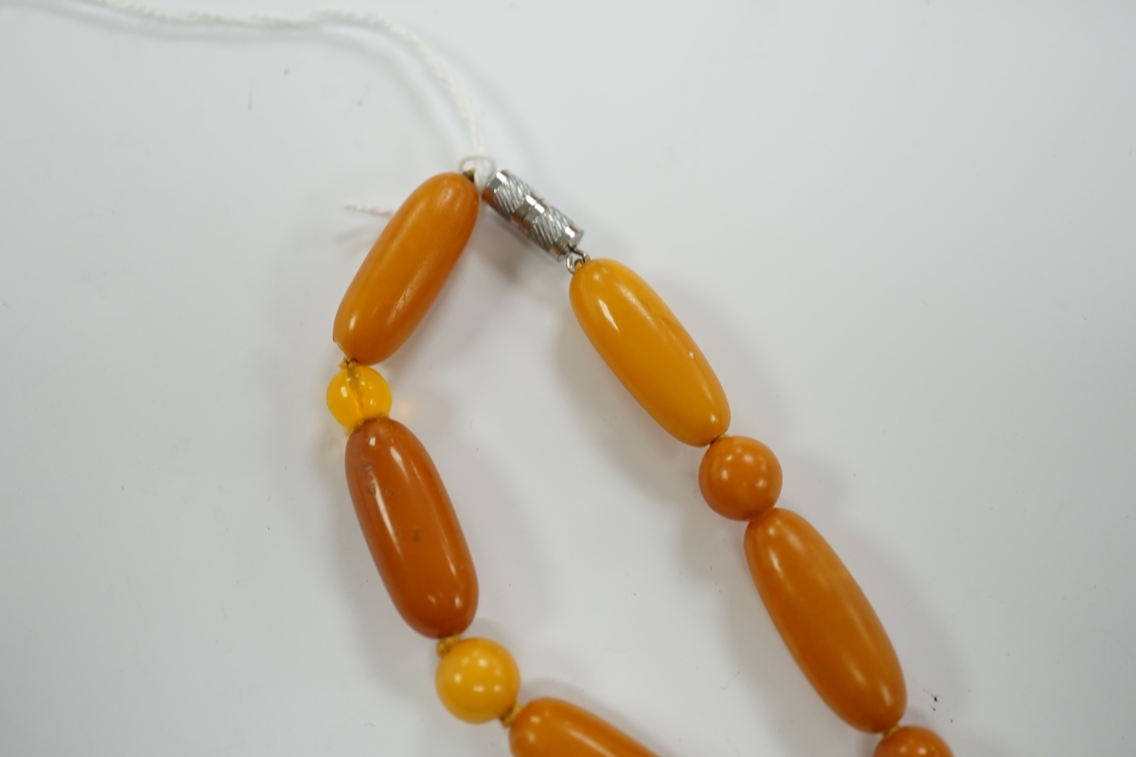 A single strand amber bead necklace, 50cm, gross weight 32 grams.